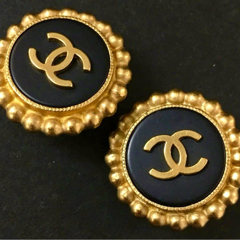 CHANEL VINTAGE 1994 F/W Collection clip on earrings.